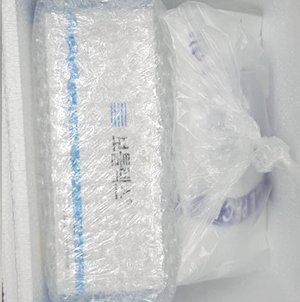 contains ice cubes to ensure low-temperature storage of the product